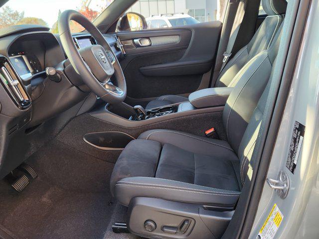 2024 volvo xc40 b5 ultimate dark theme