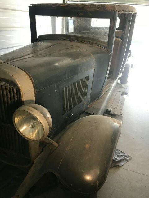 1928 oldsmobile sedan. very solid and straight