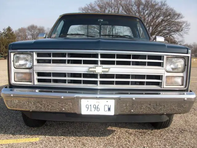 1985 chevy truck/one owner/ all original / very nice / incredible find!