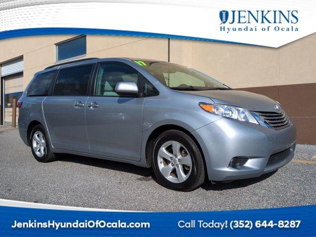 2017 toyota sienna le