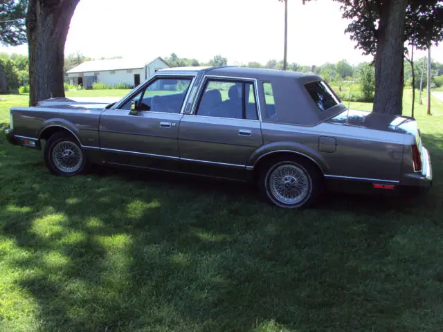 1988 lincoln town car cartier 53,000 miles excellent condition loaded
