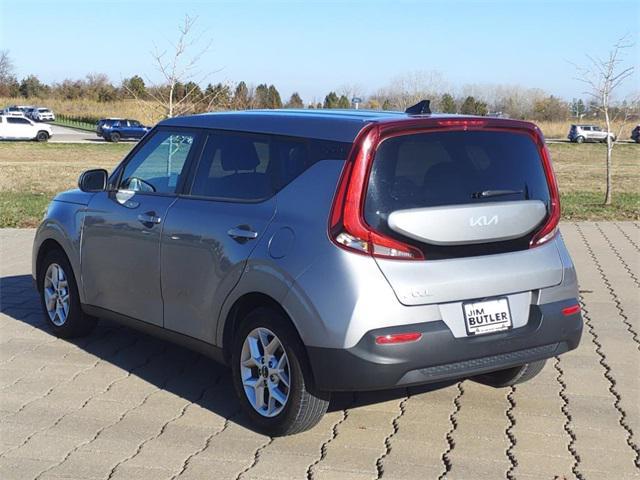 2022 kia soul lx