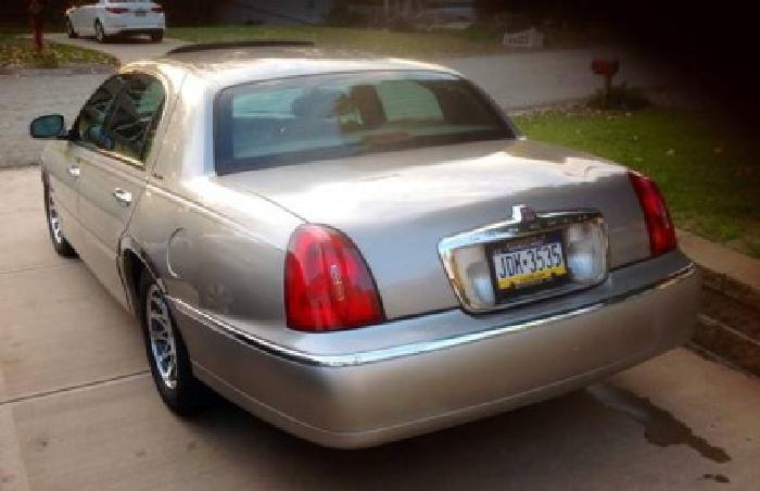 2000 lincoln town car signature series in pittsburgh, pa