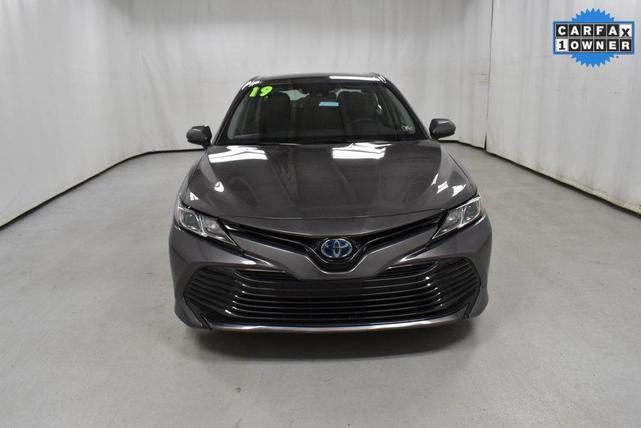 2019 toyota camry hybrid le