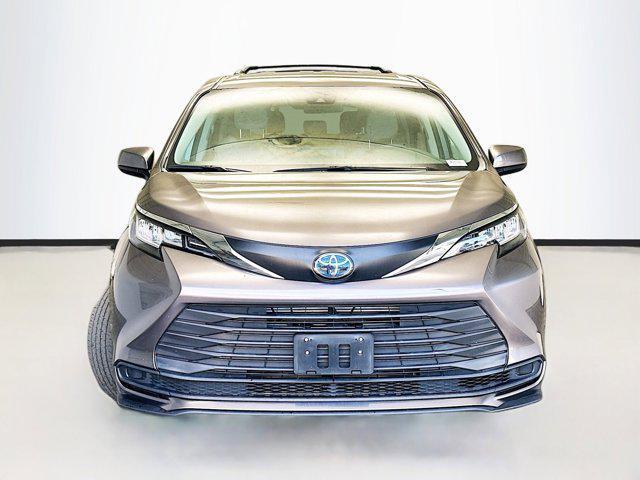2021 toyota sienna le