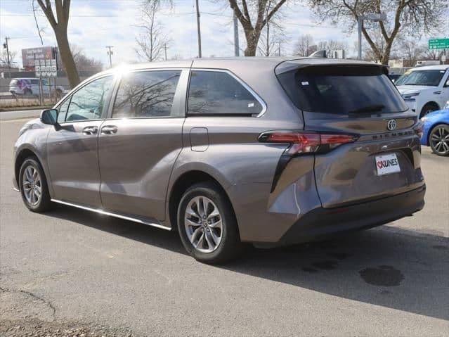 2022 toyota sienna xle in madison, wisconsin