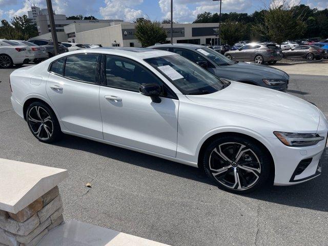 2024 volvo s60 core dark theme