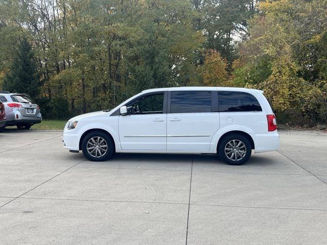 2016 chrysler town & country s