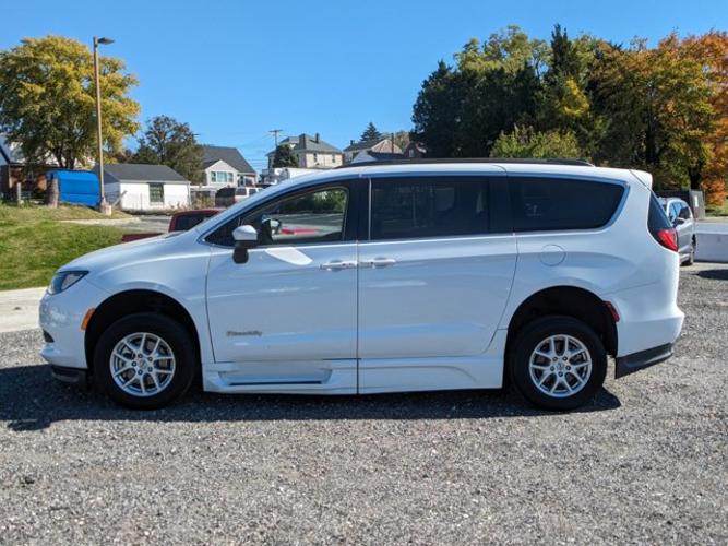 used 2021 chrysler voyager