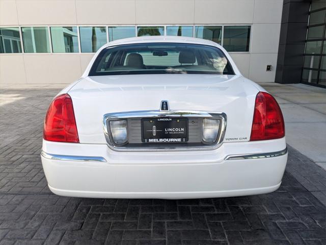2010 lincoln town car signature
