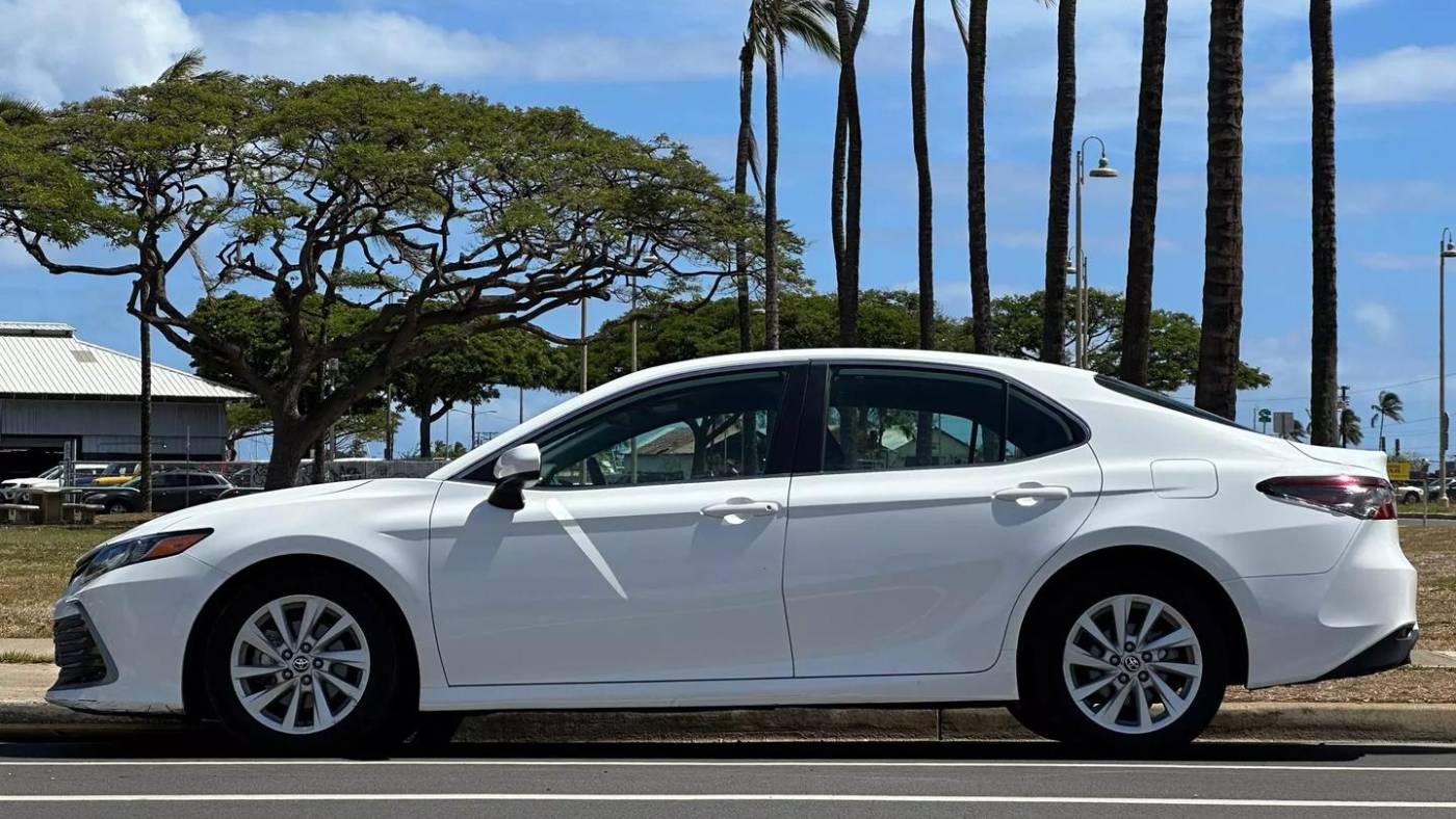 2022 toyota camry le