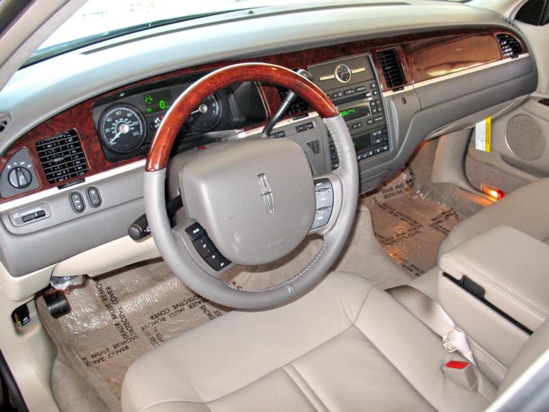 2010 Lincoln Town Car signature l