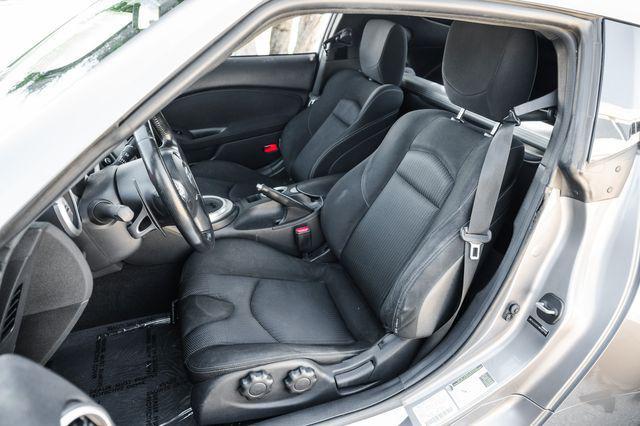 2009 nissan 370z base