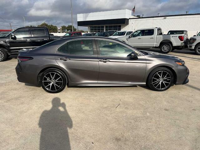 2021 toyota camry se
