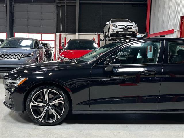 2024 volvo s60 b5 plus dark theme