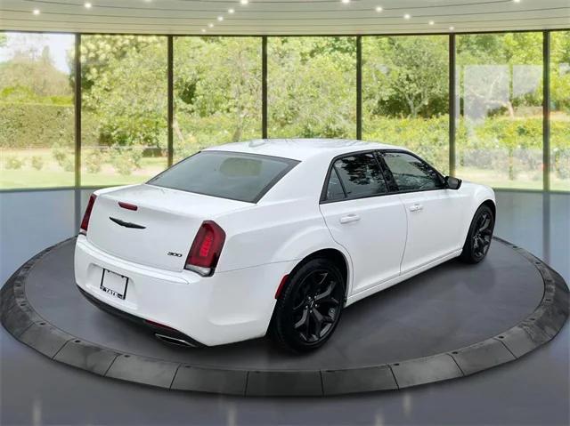 2023 chrysler 300 touring