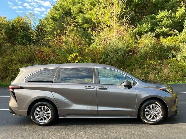 2024 toyota sienna le