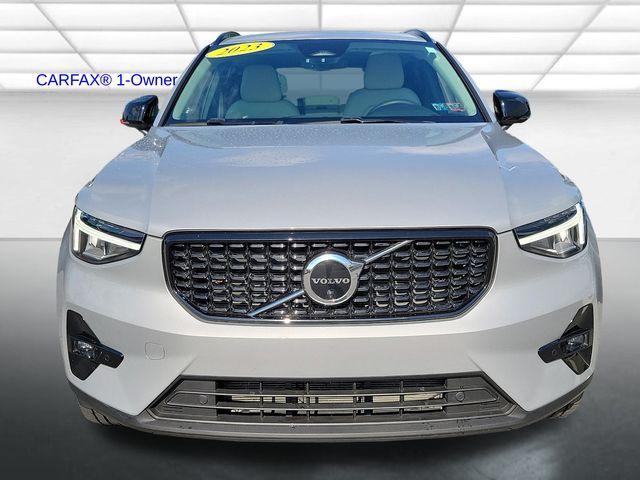 2023 volvo xc40 b5 awd plus dark theme