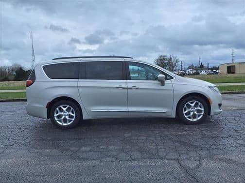 2017 chrysler pacifica touring-l front-wheel drive passenger van in troy, ohio