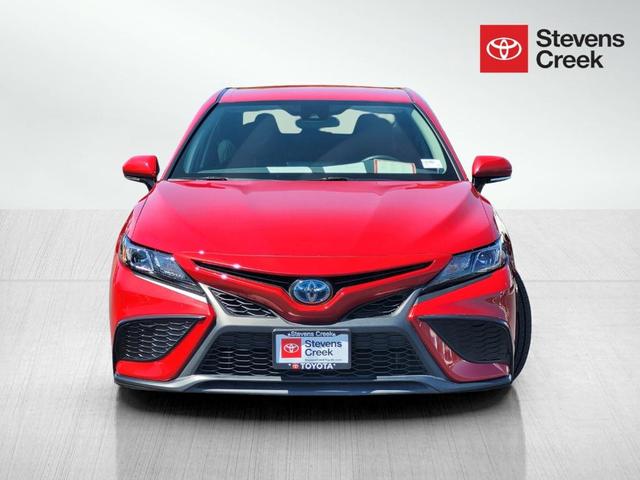 2022 toyota camry hybrid se