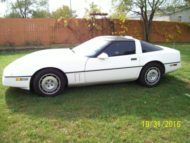 1986 corvette lt1 motor. hatchback. retrackable convertible. white. 91,000 miles