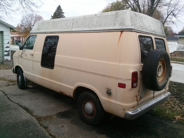 dodge b 200 , 3/4 ton full size van.5.9 l,auto trans,35,700 original miles