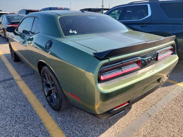 2022 dodge challenger sxt