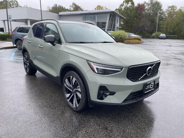 2024 volvo xc40 b5 plus dark theme