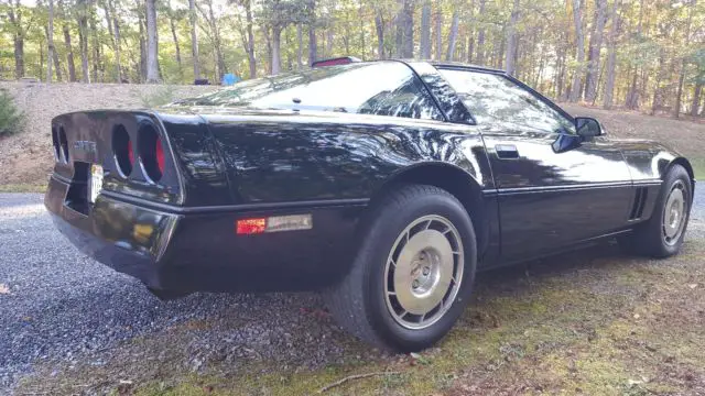 1986 chevrolet corvette coupe~ black with red leather interior