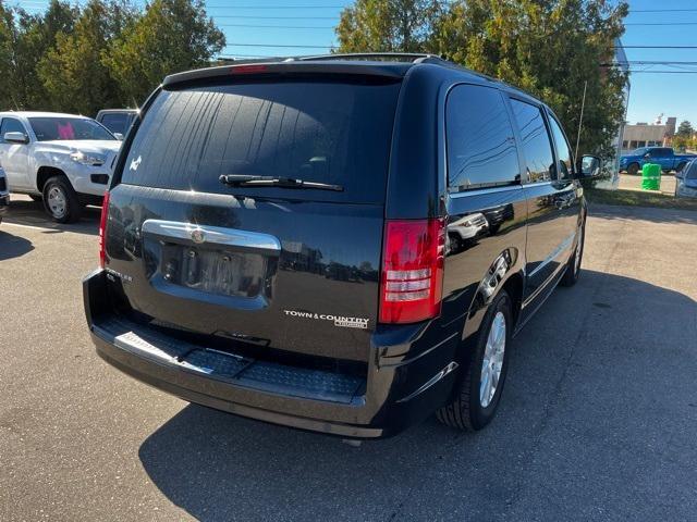 2010 chrysler town & country touring plus