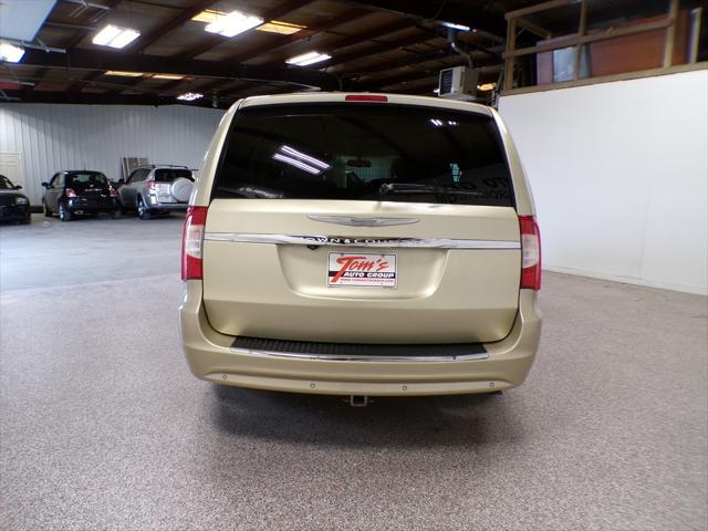 2012 chrysler town & country touring
