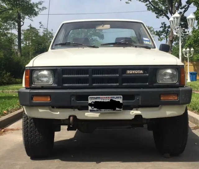 1985 toyota hilux pickup truck 22r solid axle solid body unmodified very clean