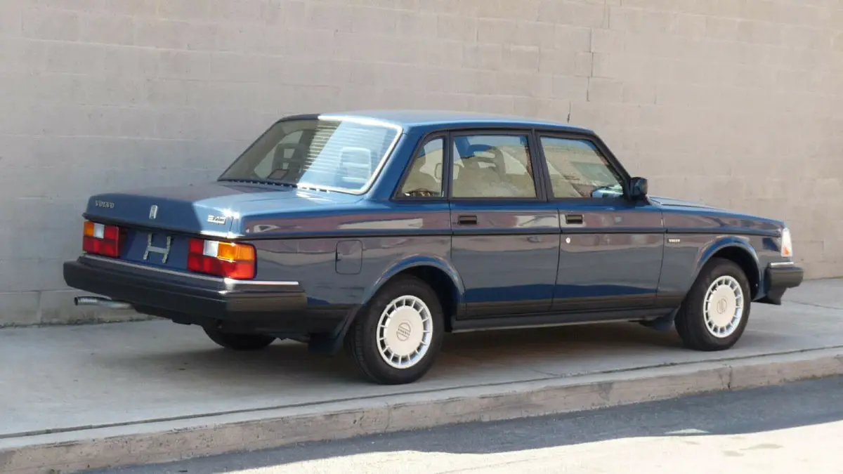 1992 volvo 240 sedan. automatic. fantastic condition. nationwide warranty