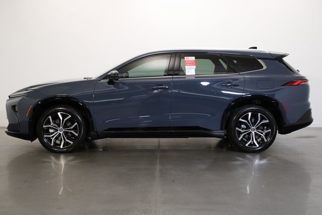 new 2025 toyota crown signia xle