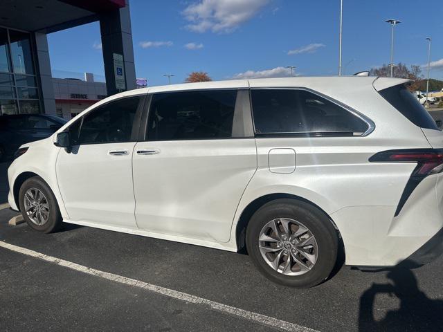 2023 toyota sienna xle 8 passenger