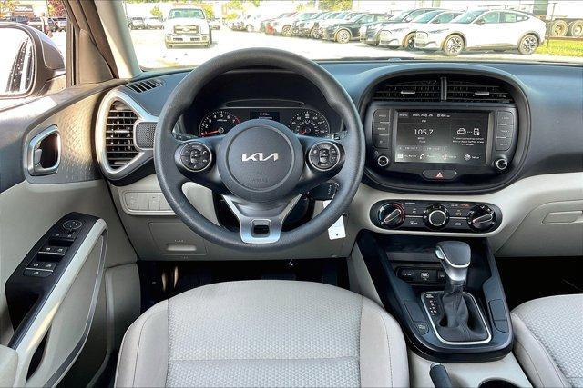 2022 kia soul lx