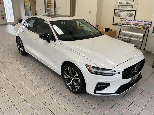 2024 volvo s60 b5 plus dark theme