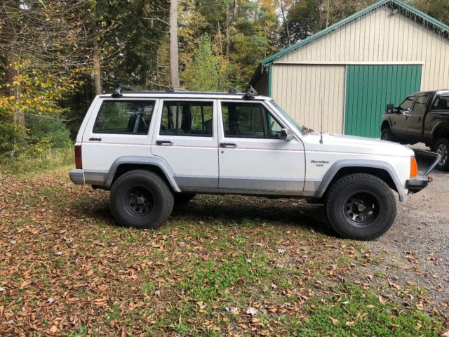 rare 1992 jeep cherokee laredo 4x4 xj 4.0 h/o with 5 speed manual super clean!!