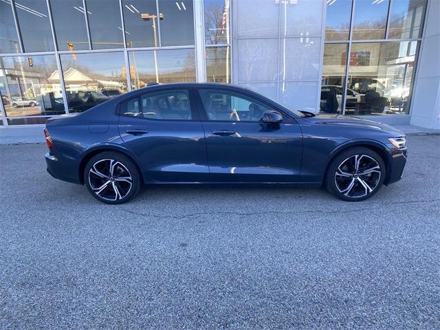 2024 volvo s60 b5 core dark theme