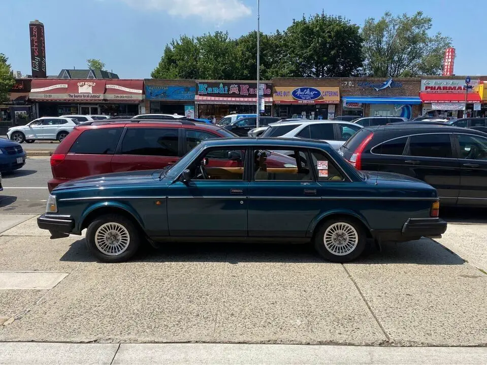volvo 240 great color, leather, no rust, needs nothing