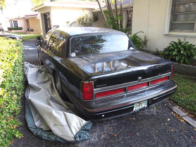 1996 lincoln town car in hollywood, florida