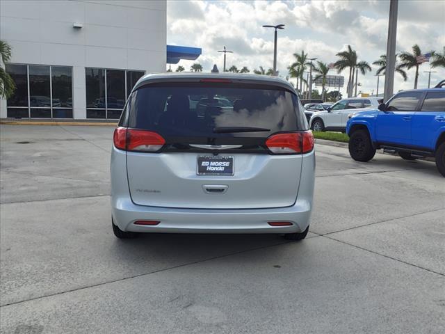 2022 chrysler voyager lx