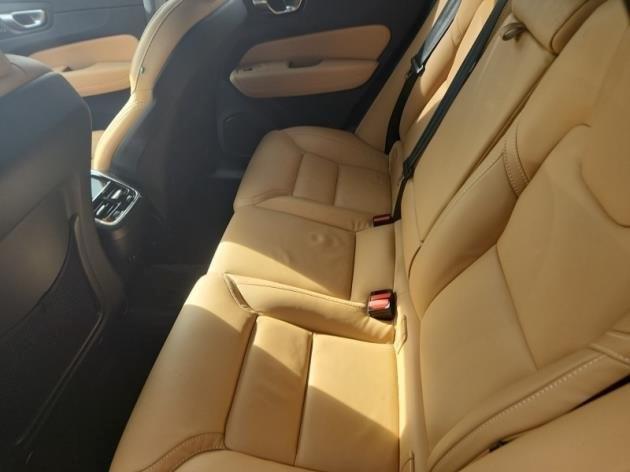 2024 volvo xc60 b5 ultimate dark theme