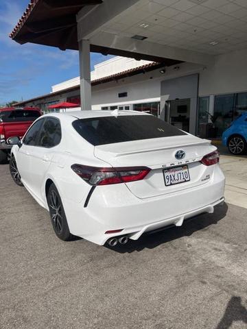 2022 toyota camry hybrid se
