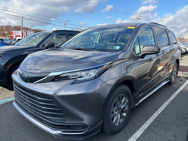 2021 toyota sienna le