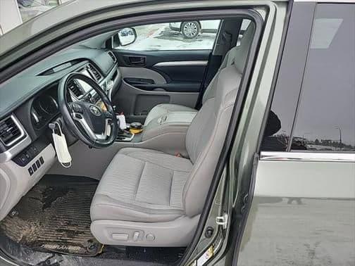 2019 toyota highlander in carlisle, minnesota