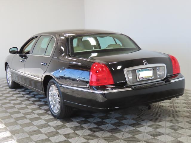 2011 lincoln town car signature l