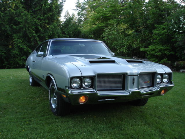 1972 oldsmobile 442 silver with black w-30 stripes on an original oai hood