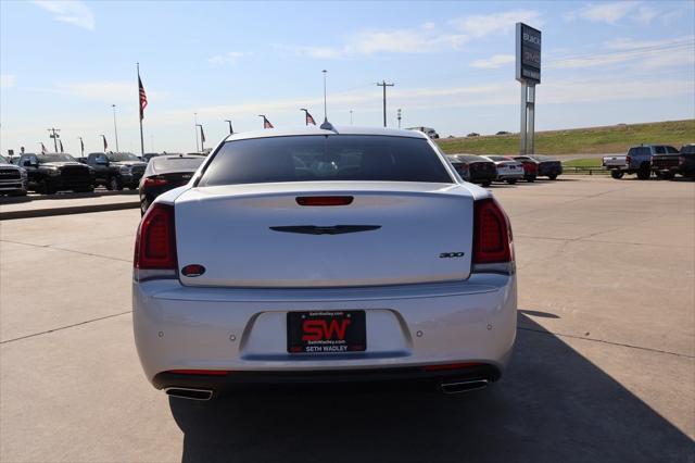 2023 chrysler 300 touring