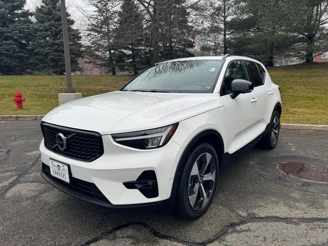 2024 volvo xc40 b5 plus dark theme